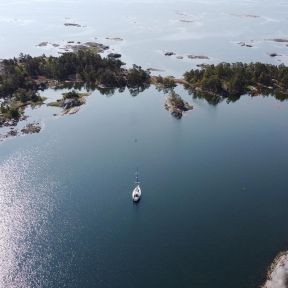 We especially enjoy small anchorages like this ⚓️ Luckily, Sweden has a lot of those 🇸🇪  #sailing #letsexplore #tridentmarine #warrior40 #sailinginstagram #letsgo #balticsea #sailboat #sailboatlife #sailorslife #sailinglife #boatlife #floatinghome #liveaboards #slowtravel #travelbyboat #sailsweden #scandinaviansailing #swedisheastcoast